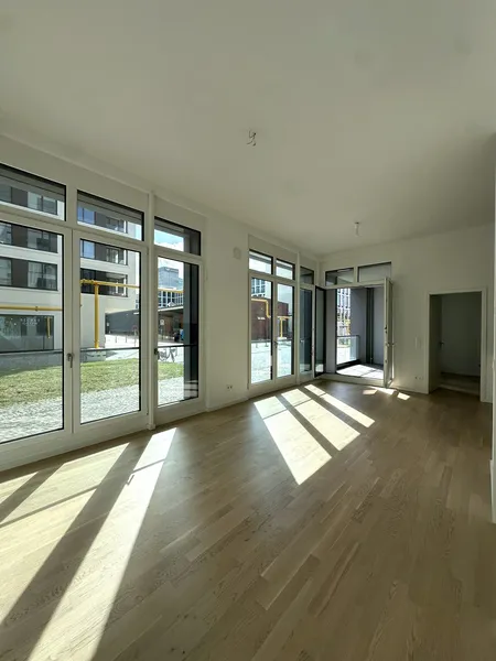 Großzügige, helle 2 Zimmerwohnung * Erdgeschoss * Einbauküche * Loggia * Blick zur Spree — photo 1